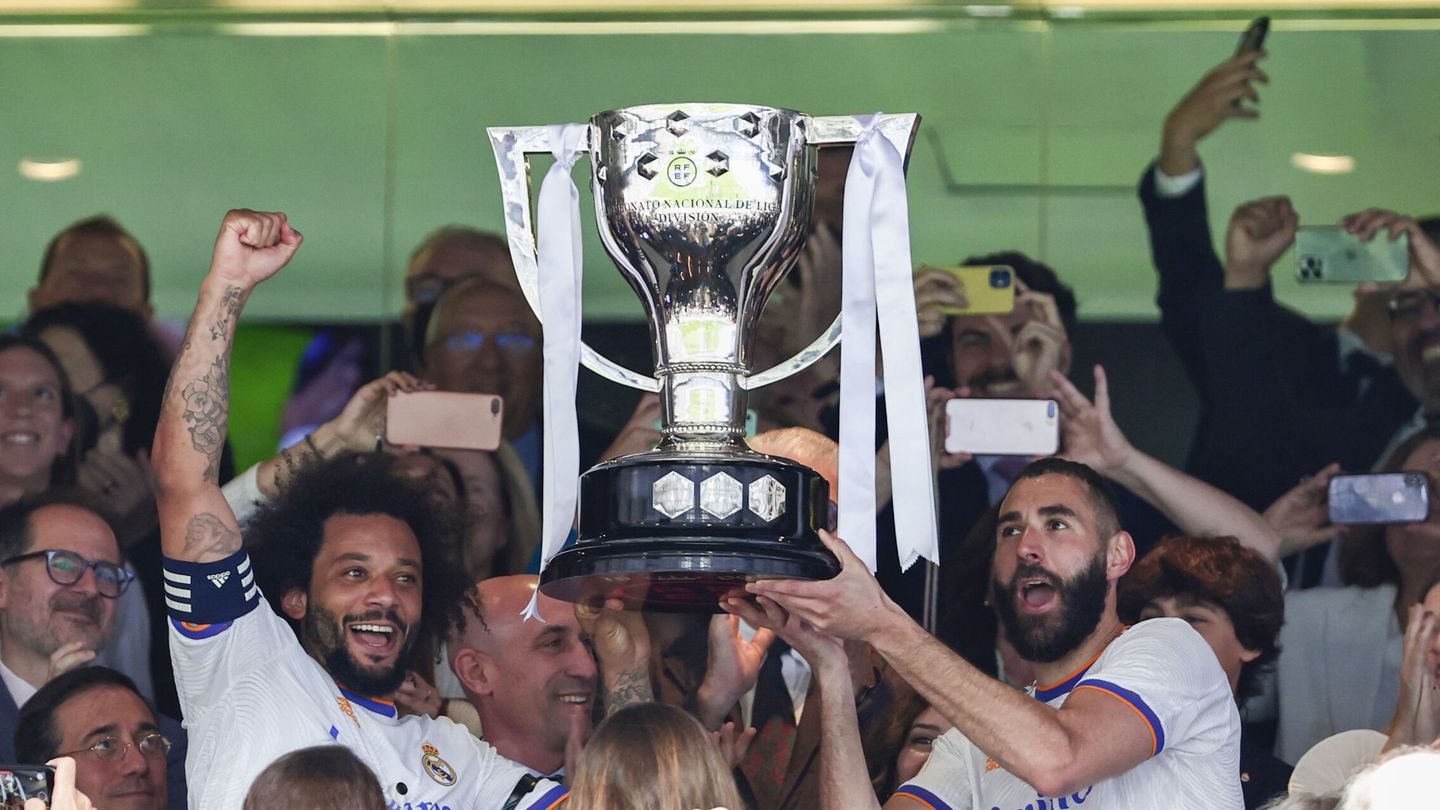 Los capitanes levantan el trofeo. (EFE/Pablo García)