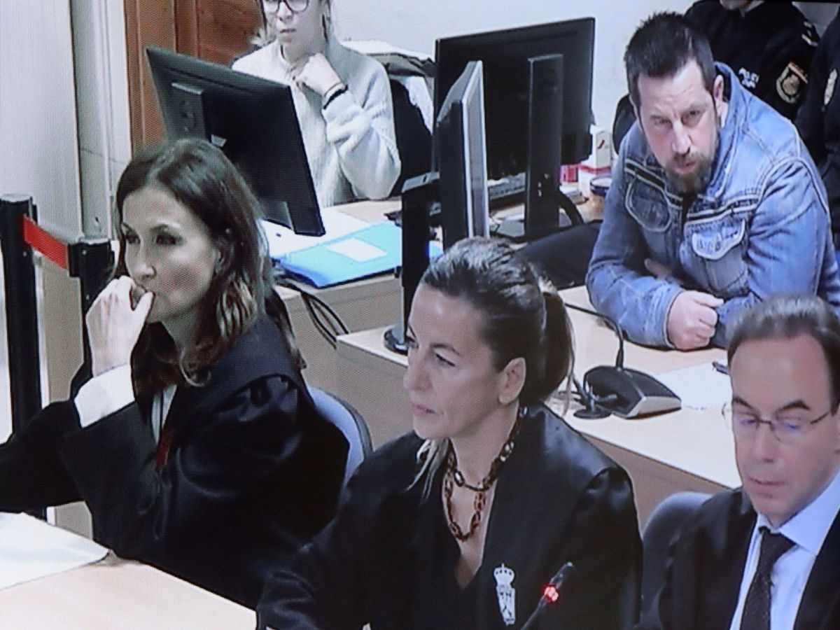 Foto: Fotografía del monitor de la sala de prensa de la Audiencia Provincial de A Coruña con José Enrique Abuín. (EFE)