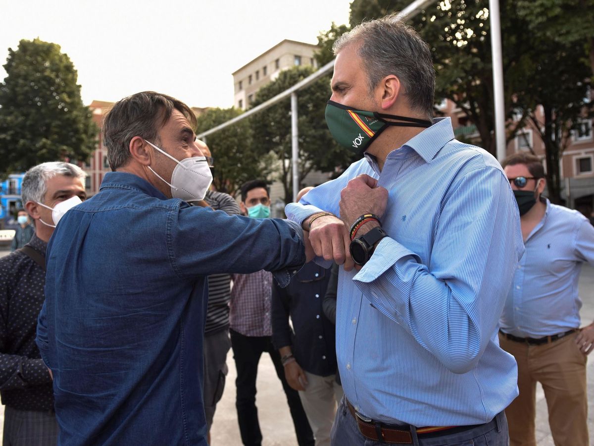 Foto: El secretario general de Vox, Javier Ortega Smith (d), a su llegada esta tarde a un acto de partido que han celebrado en el barrio de San Francisco de Bilbao. (EFE)