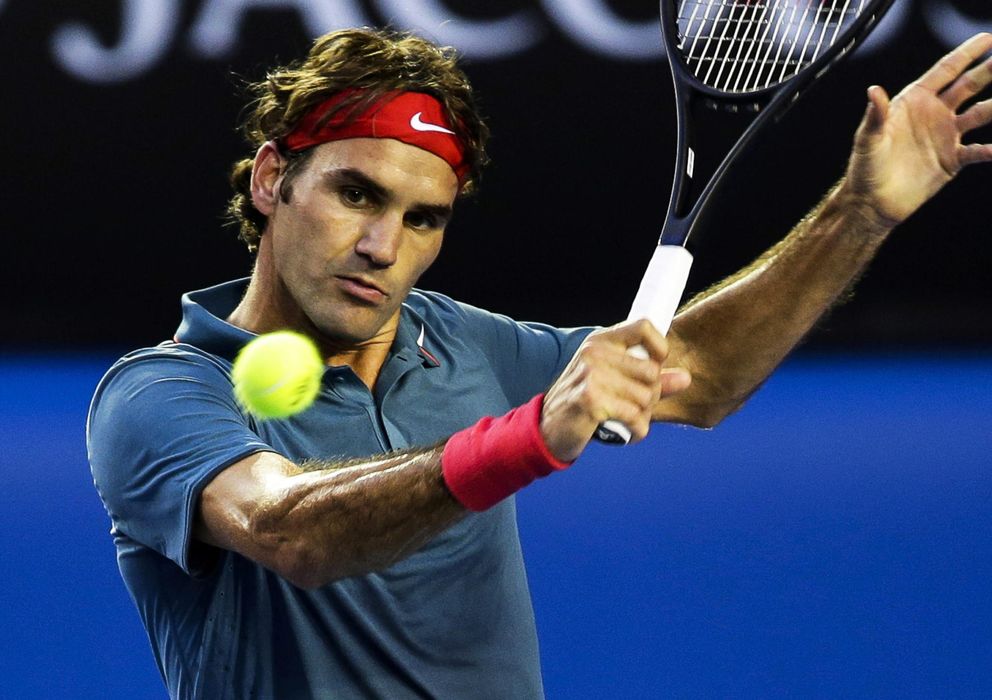 Foto: Roger Federer golpea la bola durante su partido de cuartos (Efe).