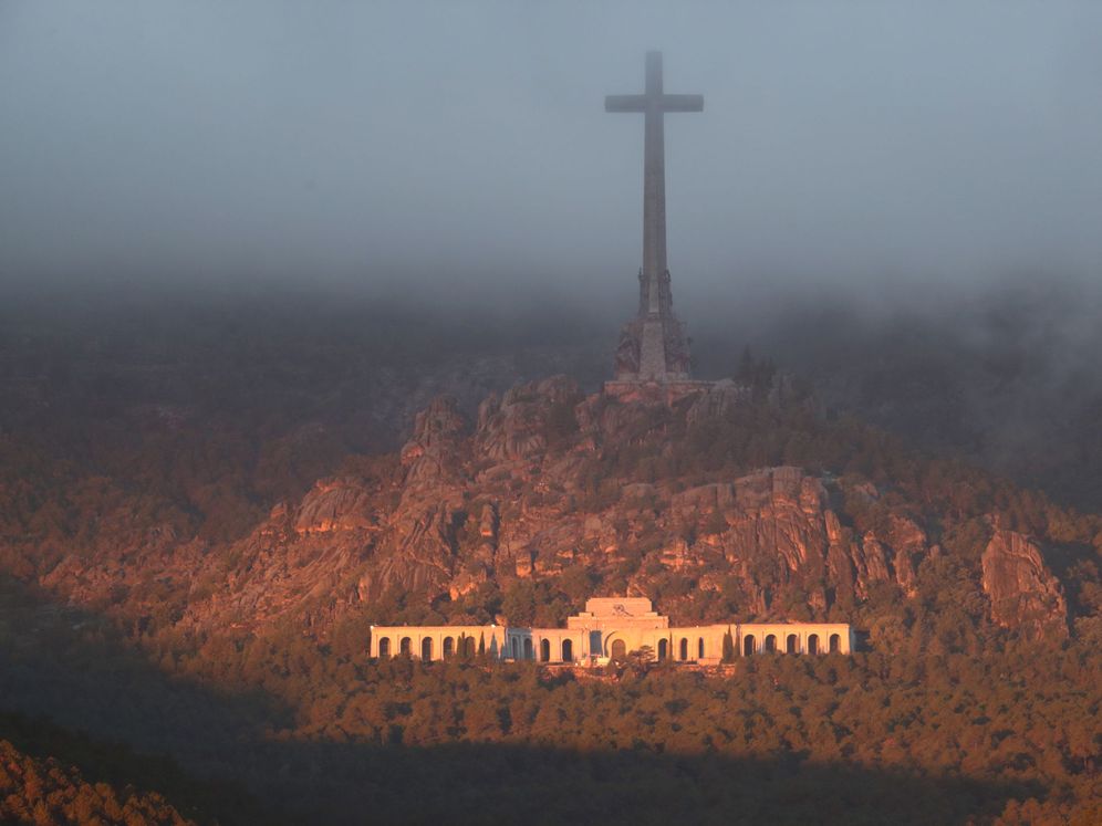 Foto: El Valle de los Caídos, con la imponente cruz de 150 metros coronándolo, amanece este histórico 24 de octubre de 2019. (Reuters)