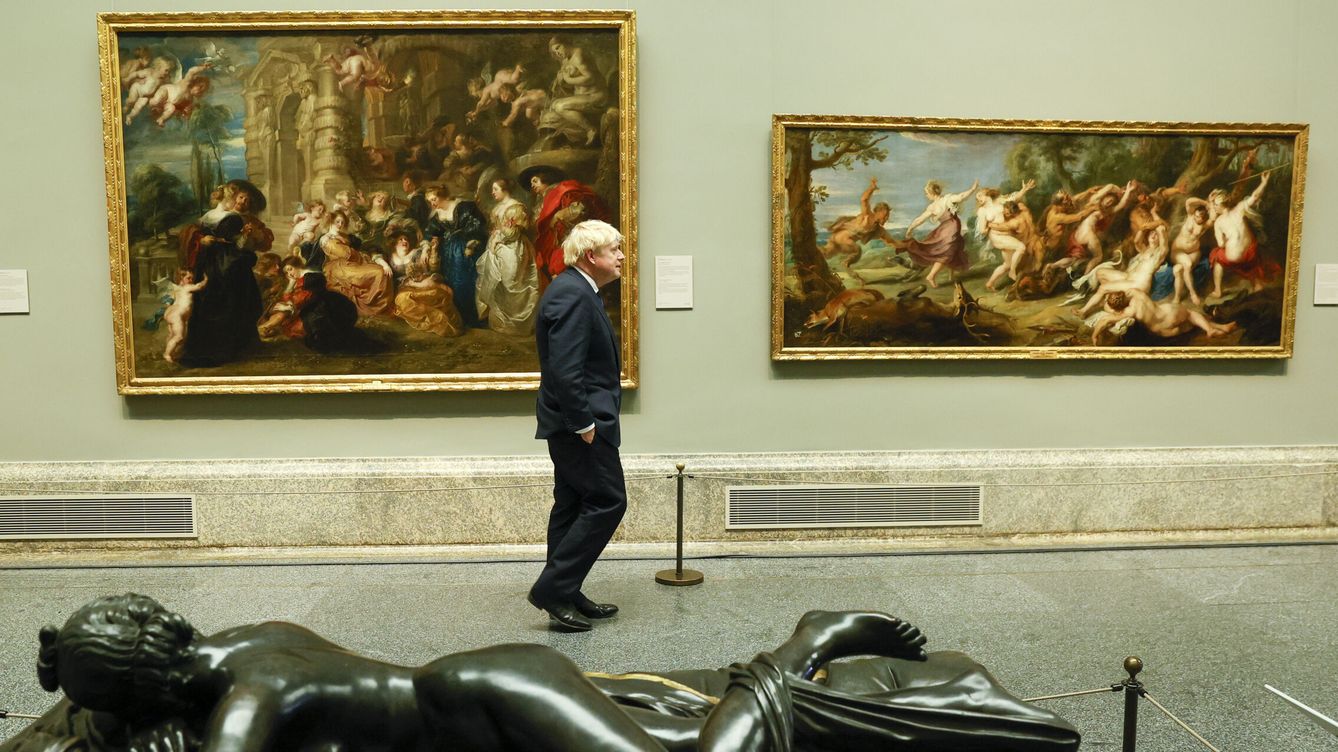 Foto: Boris Johnson, en su visita al Museo del Prado antes de la cena de trabajo organizada con motivo de la cumbre de la OTAN en Madrid. (EFE/Ballesteros. POOL)