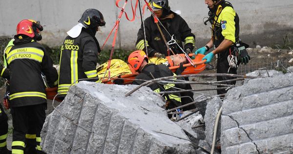 Foto: Miembros de los servicios de rescate recuperan a una de las víctimas entre los escombros del puente derrumbado en Génova. (EFE)