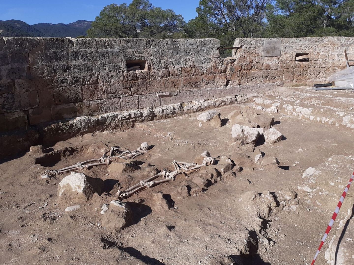 Los restos enterrados de dos adultos en posición decúbito supino en el castillo de Bellver, Mallorca (EFE/Ayuntamiento de Palma)