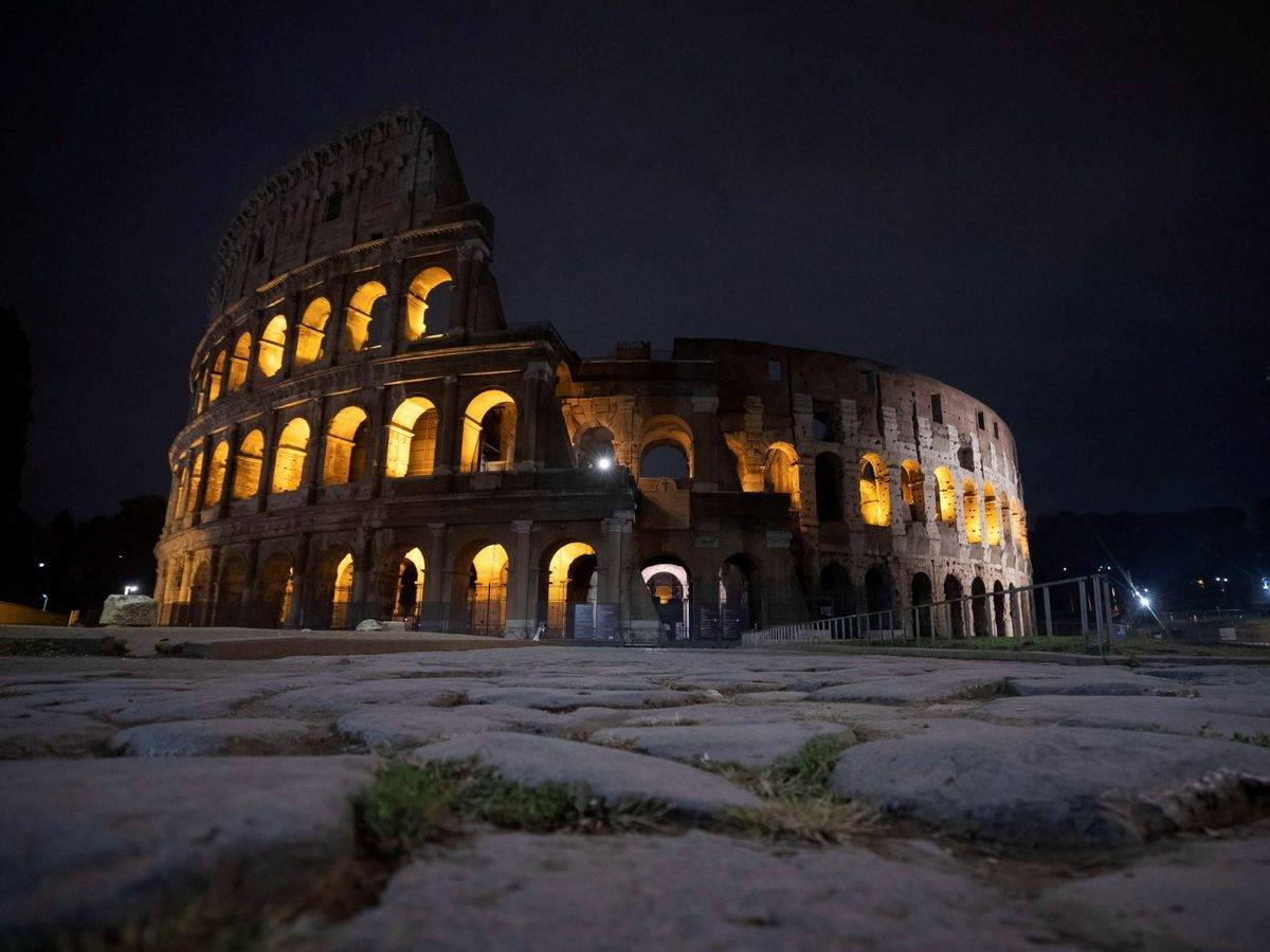 Foto: Dos turistas se cuelan en un famoso monumento de Roma para beber cerveza. (EFE/Massimo Percossi)