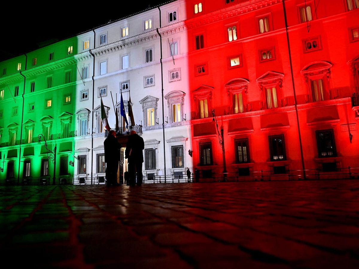 Foto: El Palacio Chigi, sede del Gobierno italiano, iluminado con la bandera italiana. (EFE/Riccardo Antimiani)