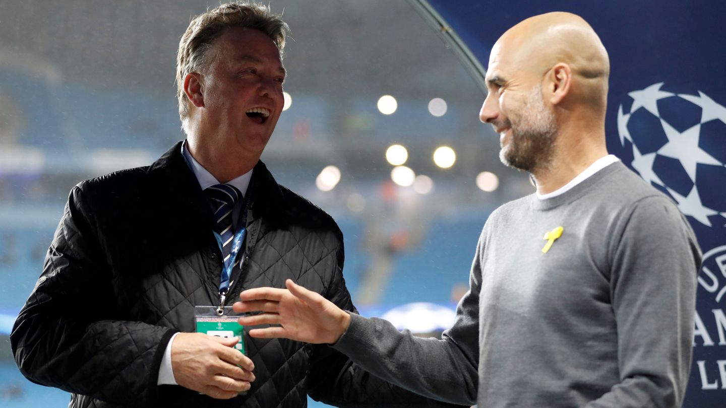 Louis Van Gaal y Pep Guardiola charlan antes del Manchester City-Feyernoord de Champions League, en 2017. (Reuters)