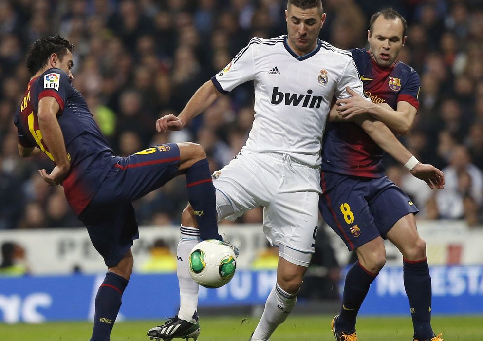 Foto: Benzema disputa un balón con Xavi e Iniesta (Reuters).