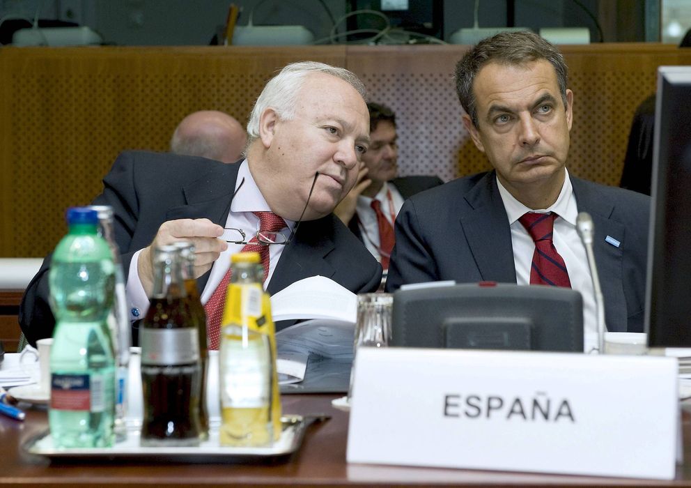 Foto: El presidente del Gobierno, José Luis Rodríguez Zapatero (d), junto al ministro de Exteriores, Miguel Angel Moratinos. (EFE)