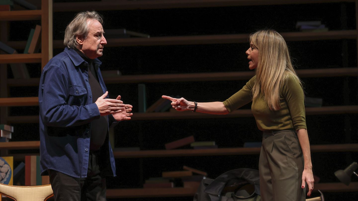 Los actores Juanjo Puigcorbé y María Adamuz durante la presentación de la obra. (EFE/Kiko Huesca)