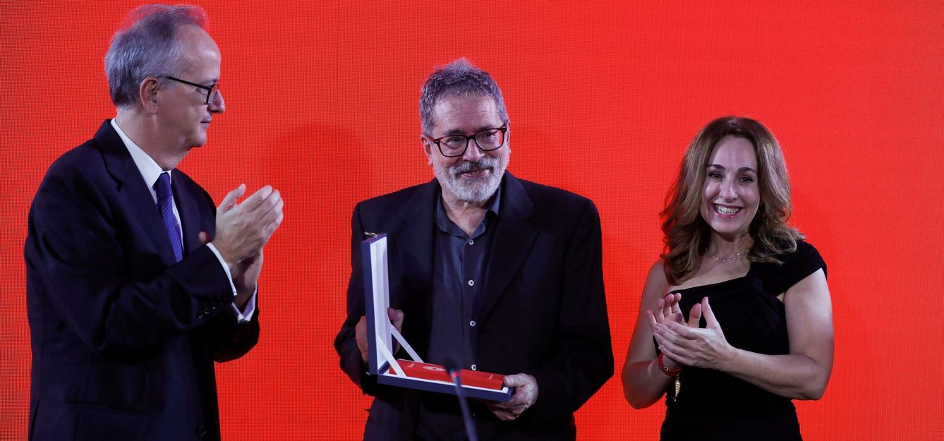 César Aira recibe el premio Prix Formentor 2021 de manos de los mecenas, Simón Pedro Barceló y Marta Boadas en Sevilla (EFE)