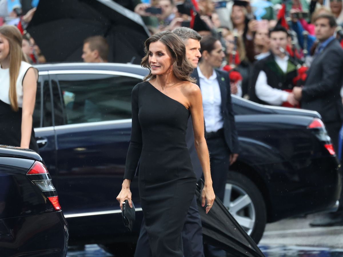 Foto: La reina Letizia llega al teatro Campoamor. (Europa Press)