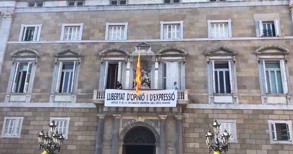 Foto: La nueva pancarta colgada en la fachada del Palau. (CC)