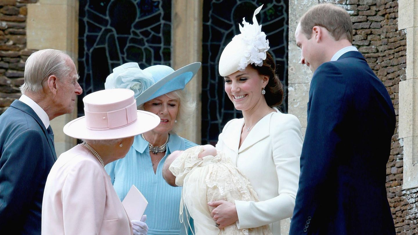 Los duques de Cambridge, junto a la reina Isabel y el duque de Edimburgo en el bautizo de Charlotte. (Reuters)