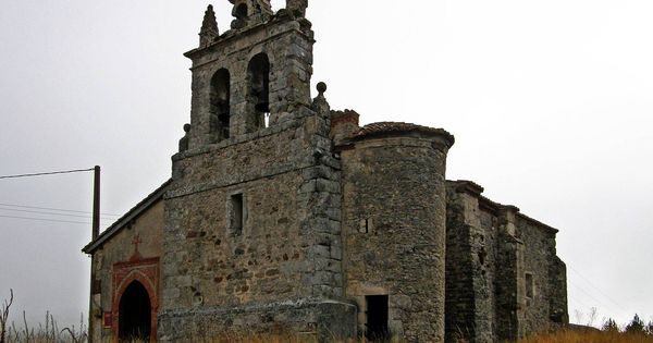 Foto: Iglesia de San Miguel Arcángel, en el pueblo de Villacibio, antes del robo de las campanas.