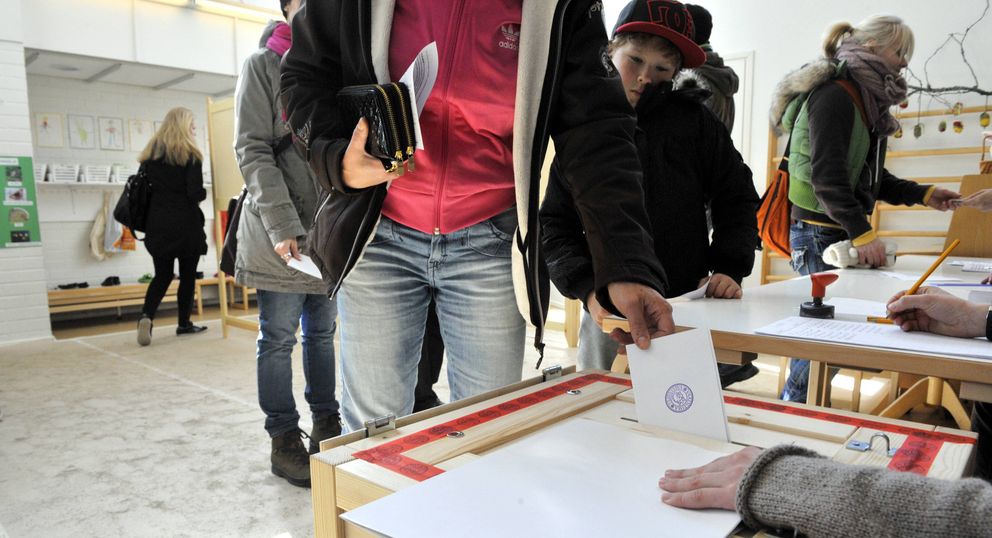 Filandeses votan en un colegio electoral de Helsinki durante las parlamentarias de 2011 (Reuters).