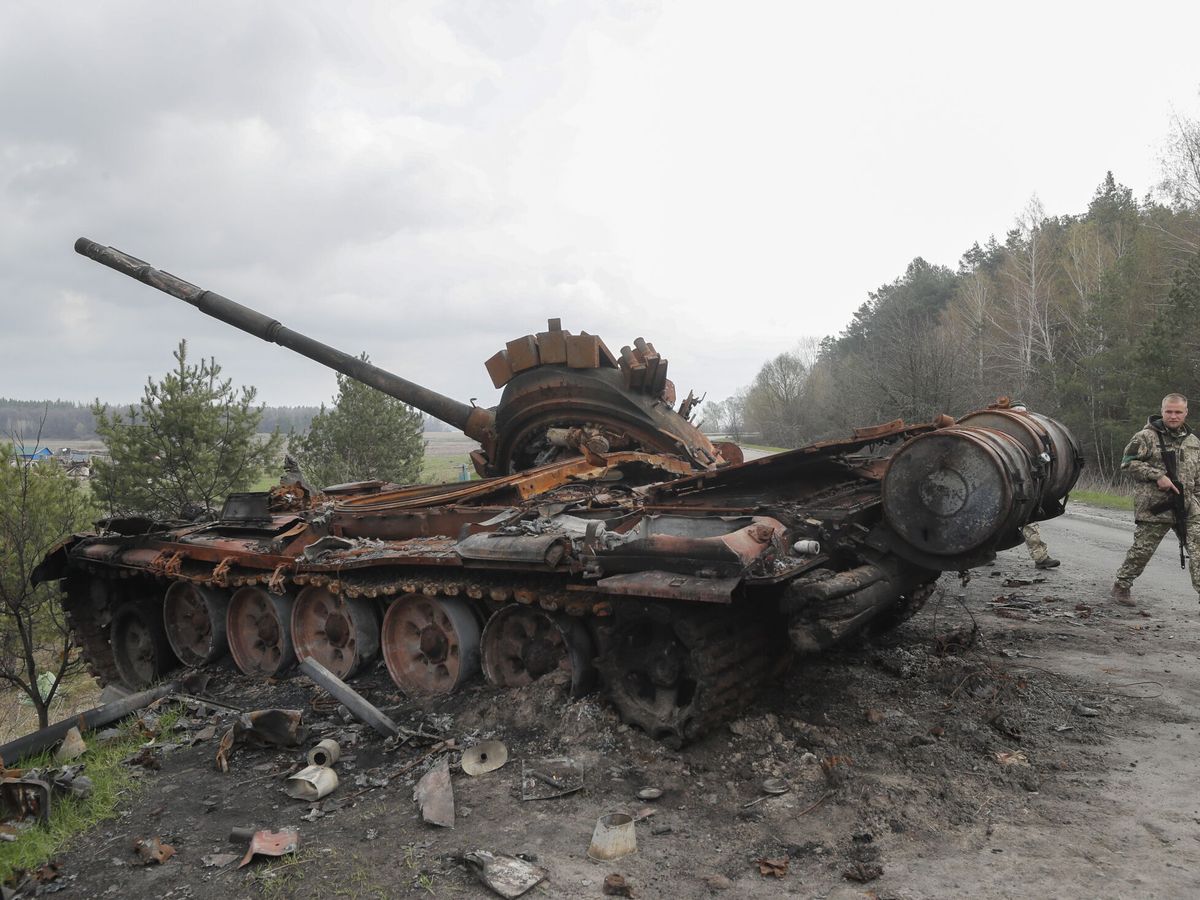 Foto: Tanque destruido por fuerzas ucranianas en Rusaniv, en las afueras de Kiev. (EFE/EPA/SERGEY DOLZHENKO)
