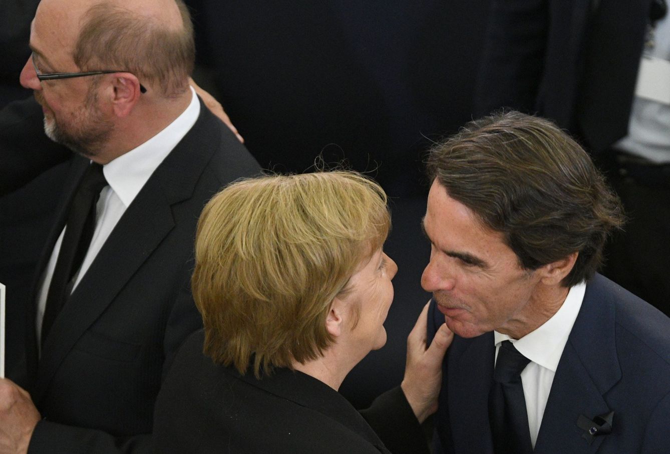La canciller alemana, Angela Merkel, saluda al expresidente del Gobierno español, José María Aznar. (EFE)