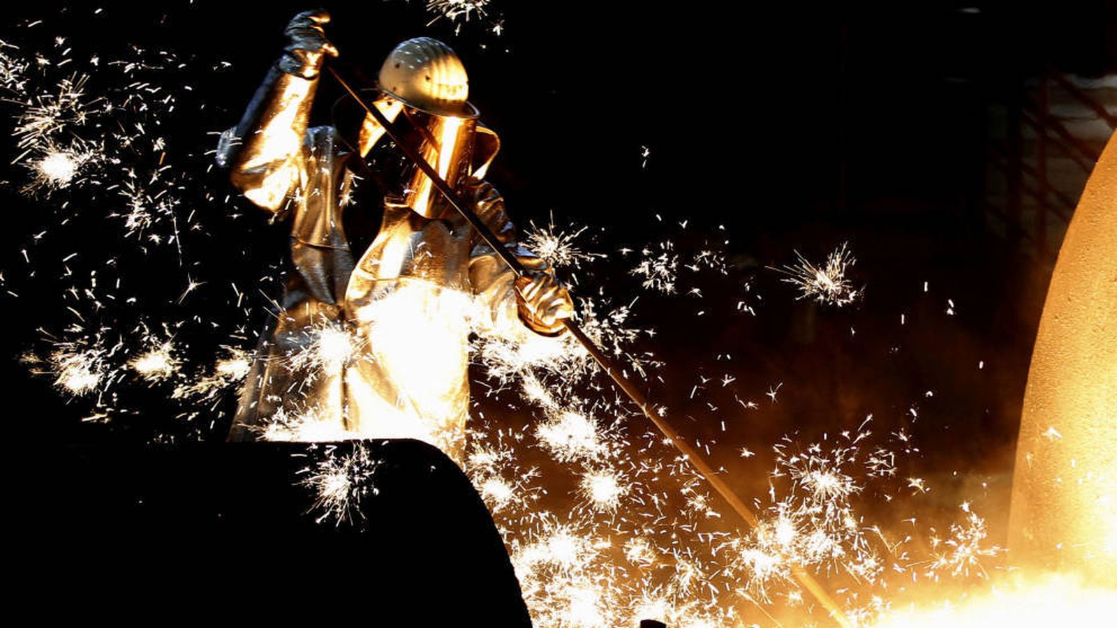 Foto: Un trabajador, en una factoría de acero en Alemania. (Reuters)