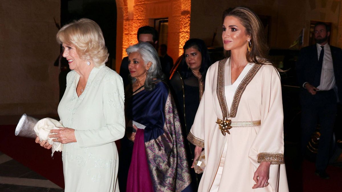 Rania de Jordania tira de esencia (y de caftán) para cenar con el príncipe Carlos y Camilla