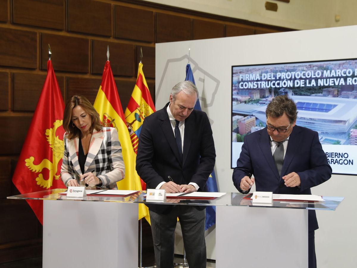 Foto: La firma del protocolo por el estadio de La Romareda. (EFE/Javier Cebollada)