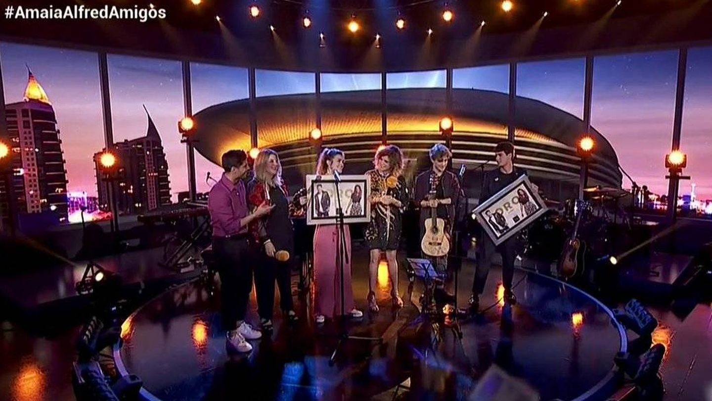 Amaia y Alfred reciben el Disco de Oro por 'Tu canción'. (RTVE)