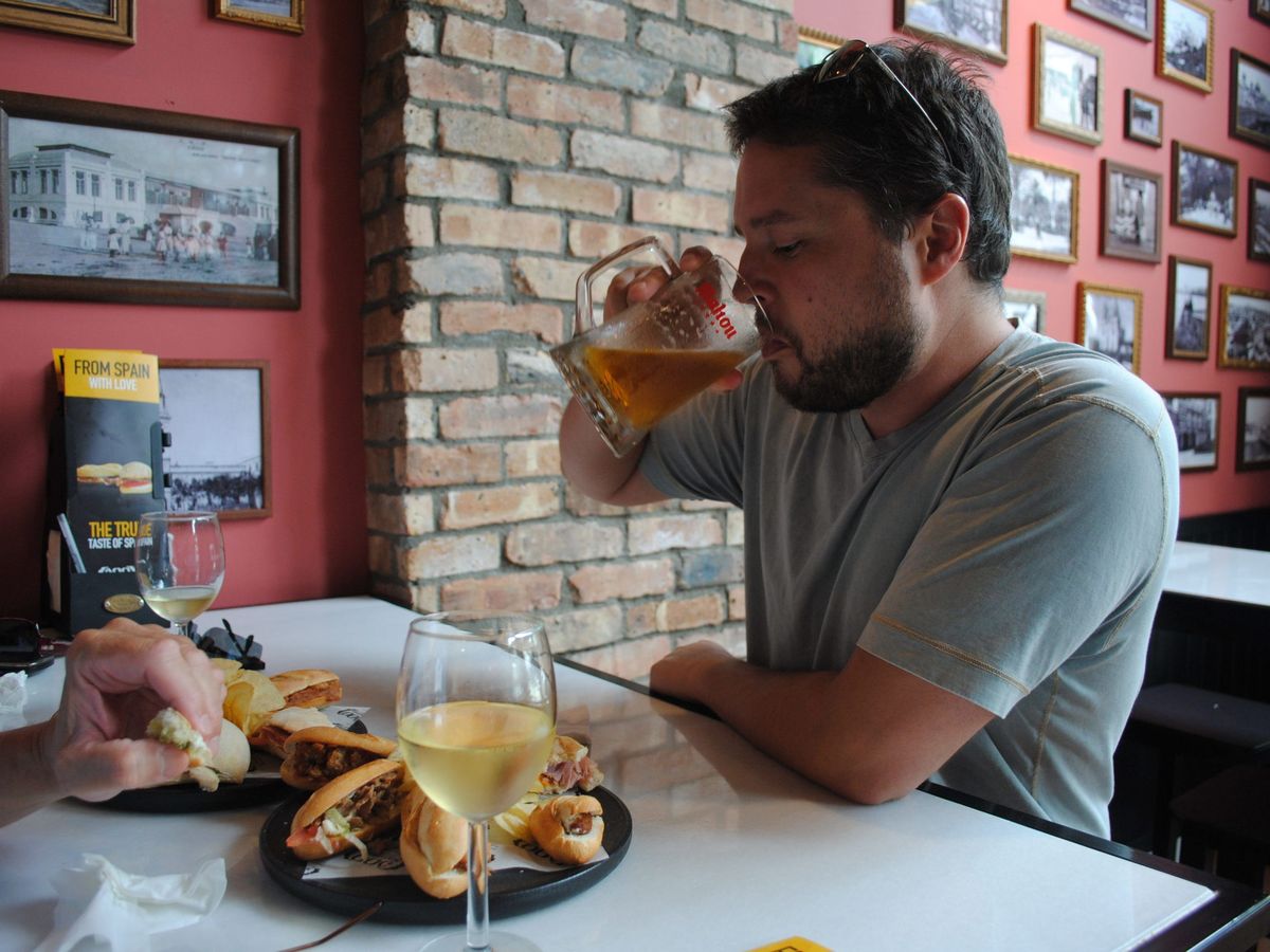 Foto: Un hombre toma una cerveza en 100 Montaditos. (EFE)