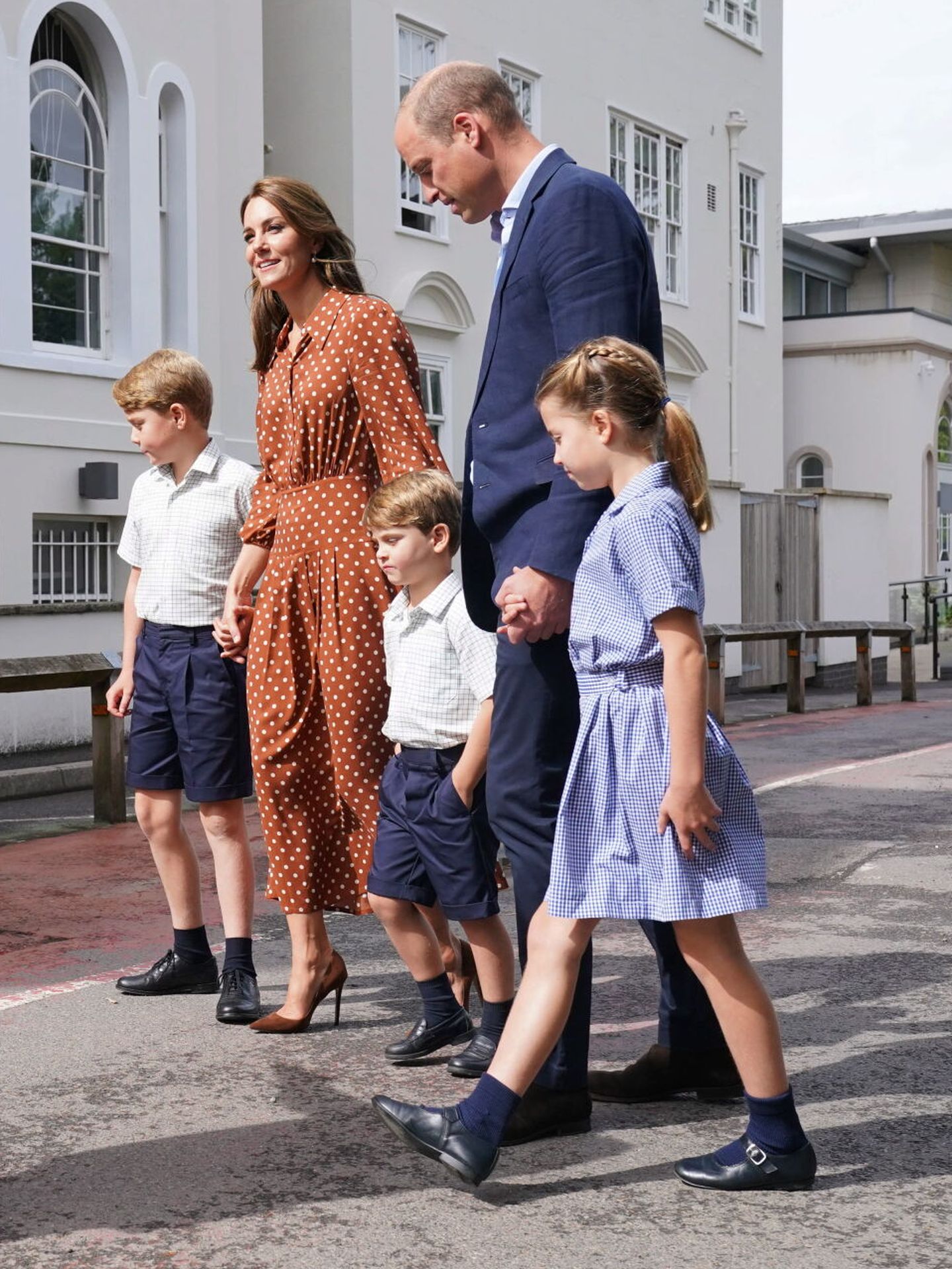 Los nuevos príncipes de Gales, con sus hijos. (EFE/EPA/Jonathan Brady)