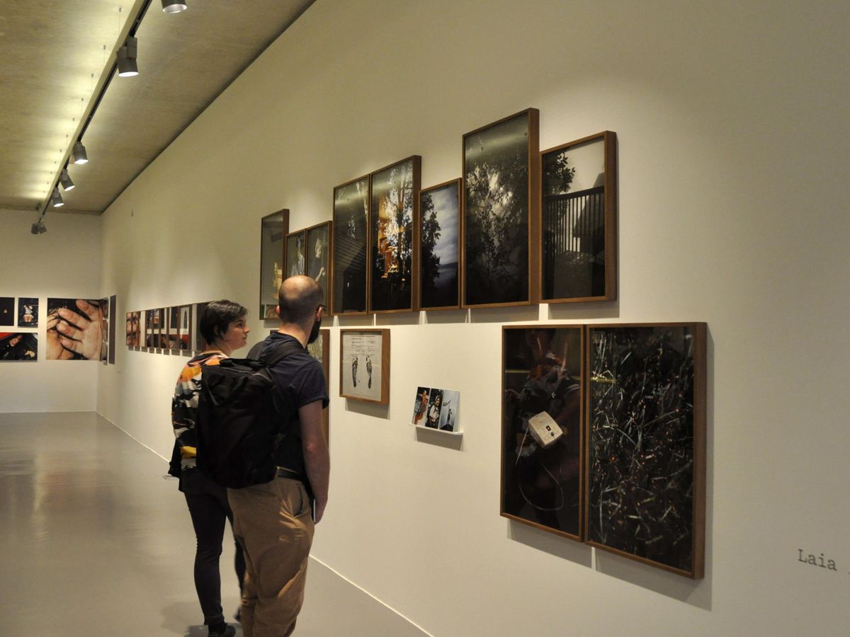 Foto: Un par de personas observan una exposición de Laia Abril y otros fotógrafos en 2015. (EFE/Noelia Rivas)
