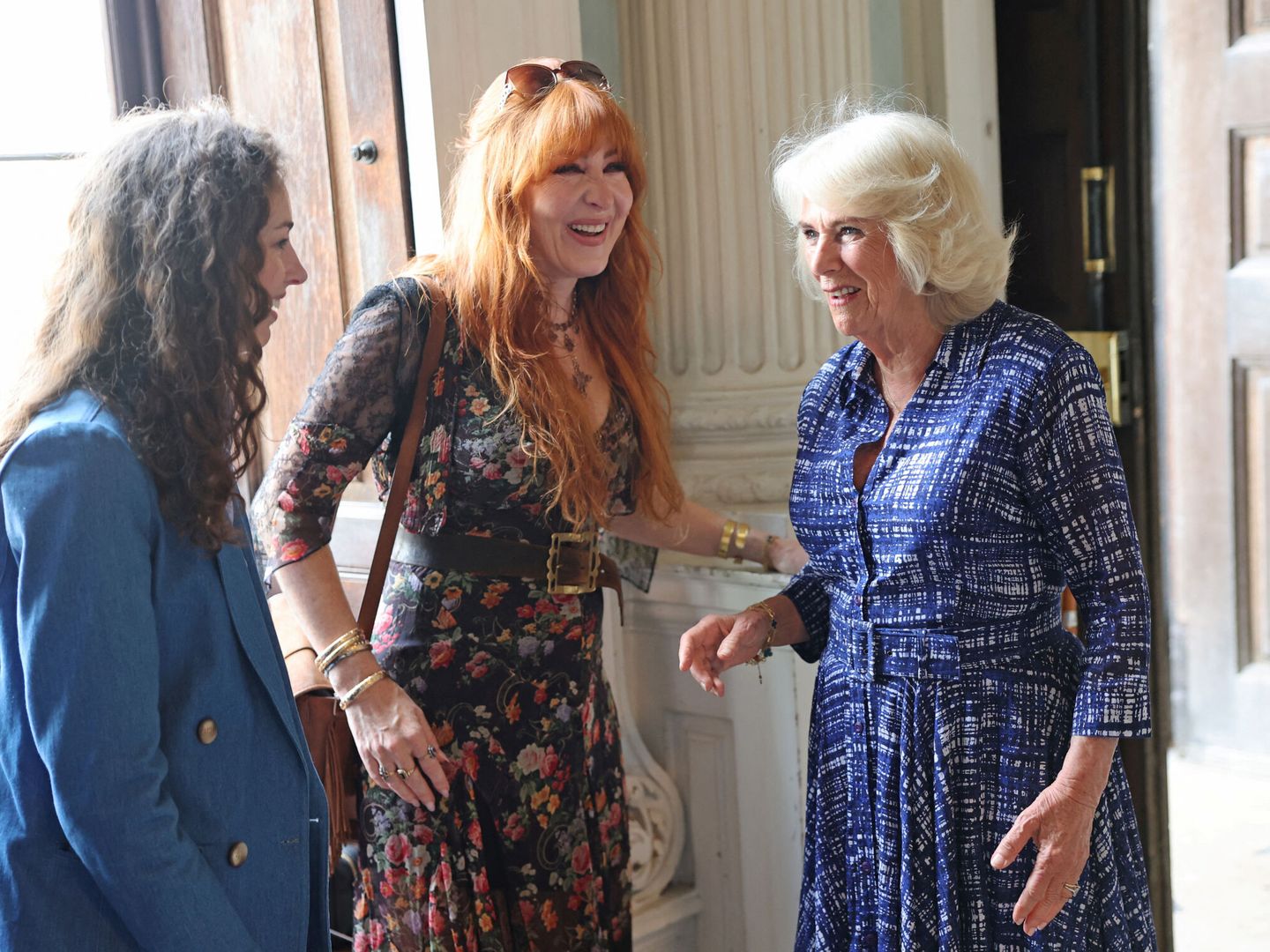 Rose Hanbury con Charlotte Tilbury y la reina Camila, a principios de mayo. (Reuters)