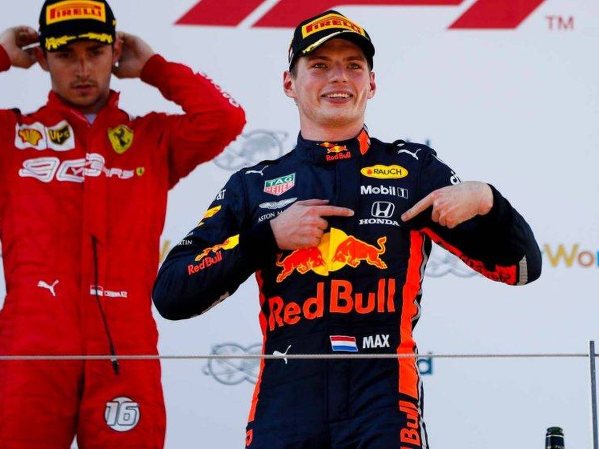 Foto: Verstappen, señalando el logotipo de Honda tras su primera victoria con Honda en el podio del GP de Austria. (F1)