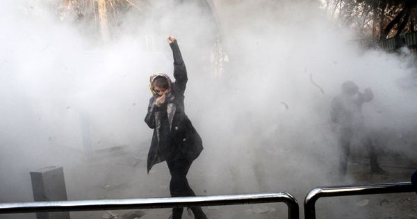 Foto: Estudiantes iraníes se enfrentan a policías antidisturbios durante una protesta en la Universidad de Teherán, el 30 de diciembre del 2017. (EFE)