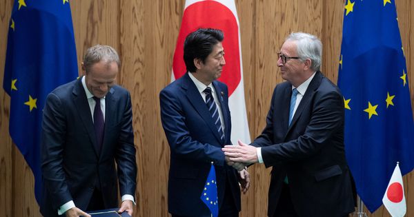 Foto: El primer ministro japonés Shinzo Abe le da la mano al presidente del Consejo Europeo Jean-Claude Juncker tras firmar el acuerdo en Tokio (Japón). (Reuters)