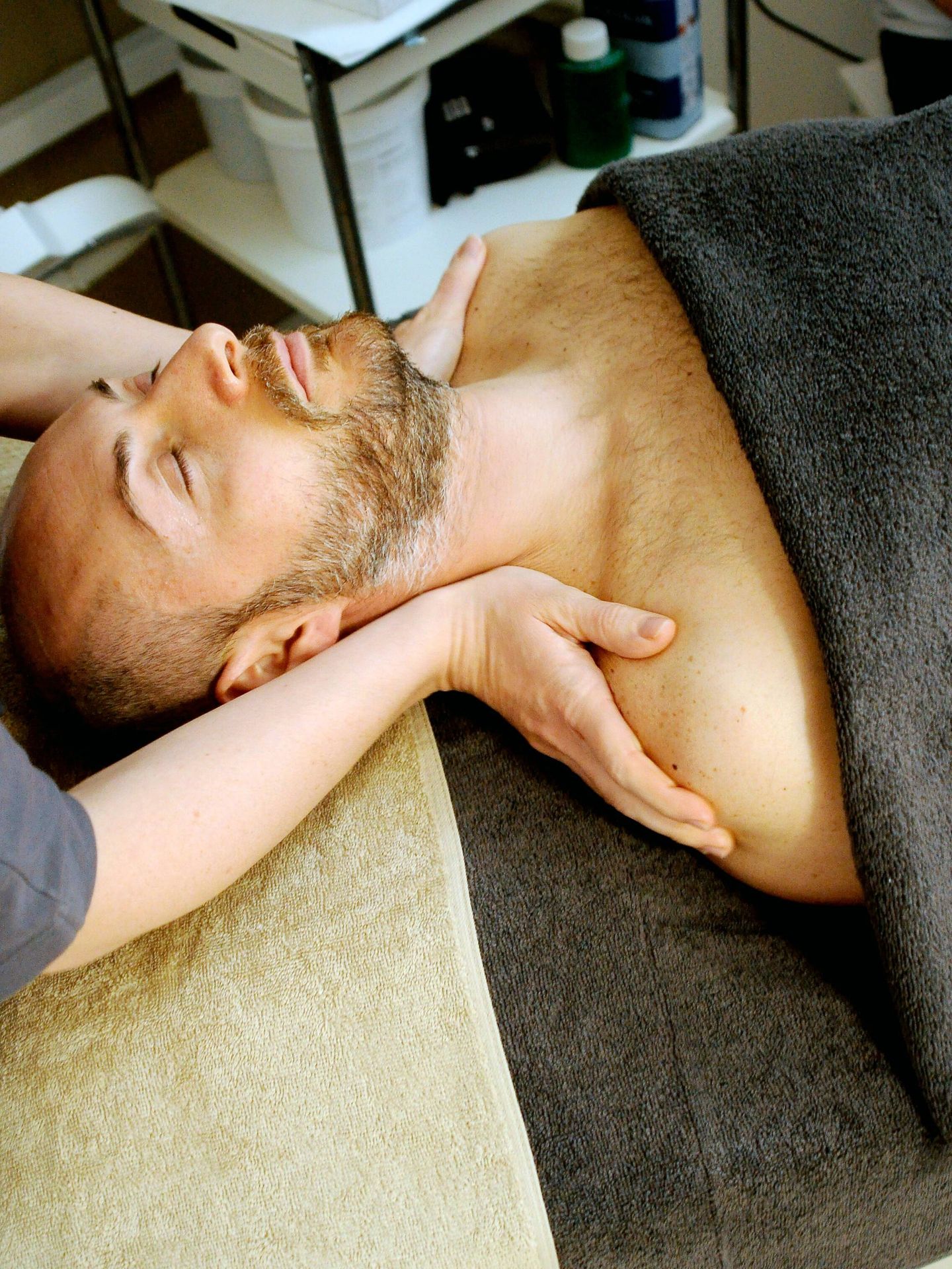 El inicio del masaje Kobido comienza en cervicales, hombros, cuello y escote. (Unsplash/Emiliano Vittoriosi Dsy)