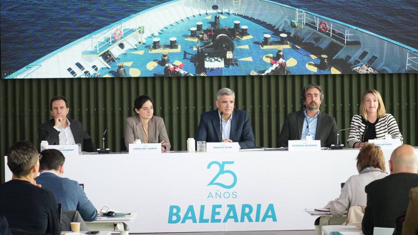 Foto: Adolf Utor, en el centro, con directivos de Baleària en la presentación de resultados. 