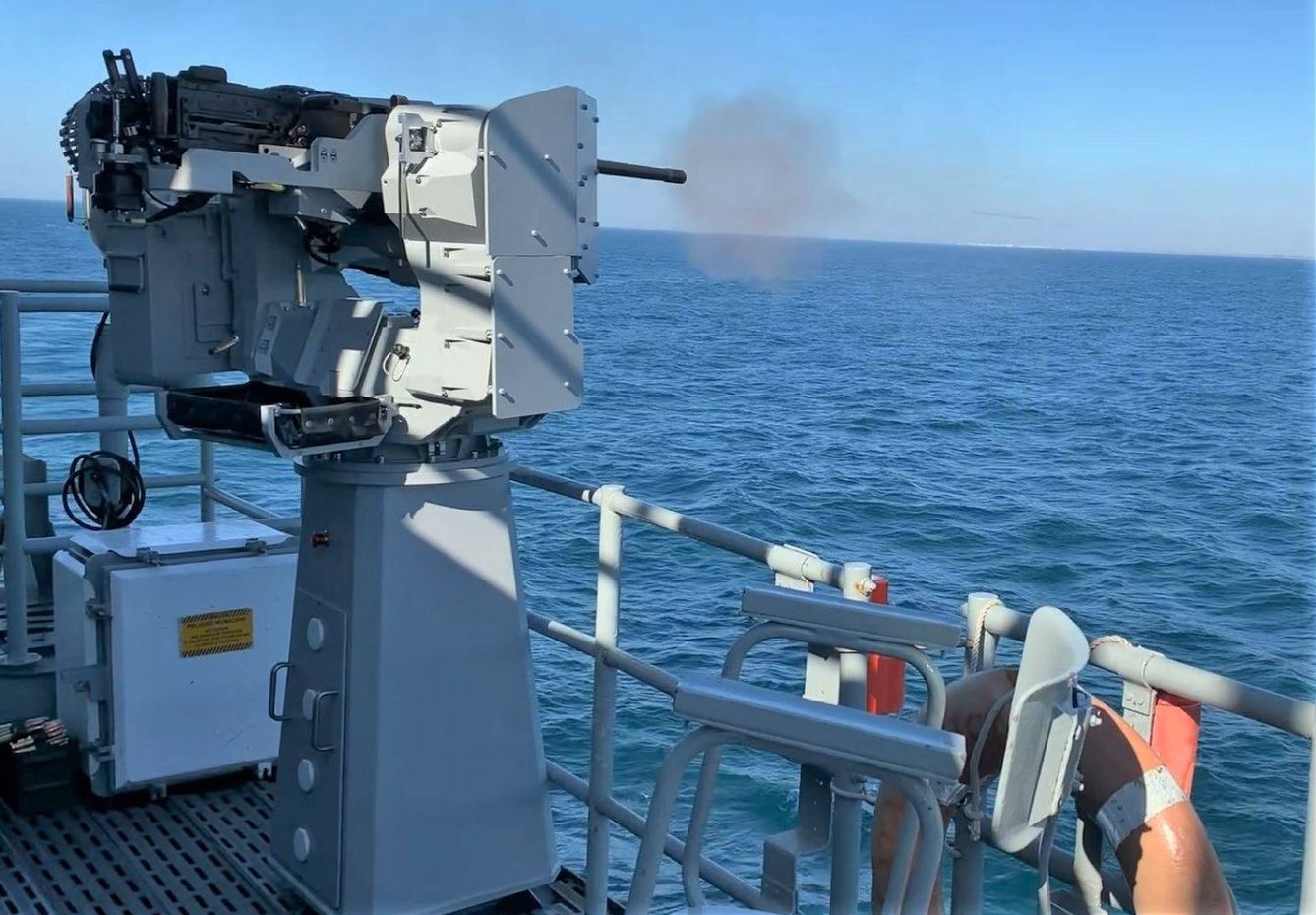 Montaje SENTINEL a bordo del buque Pisco, de la Marina del Perú, en pruebas de fuego. (EME)