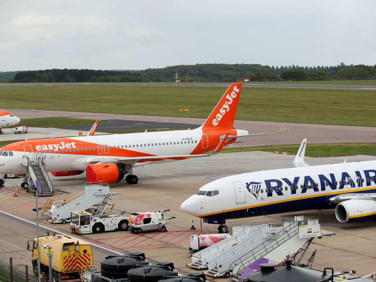 Un Ryanair Boeing 737 y un easyJet Airbus A320 (Reuters)