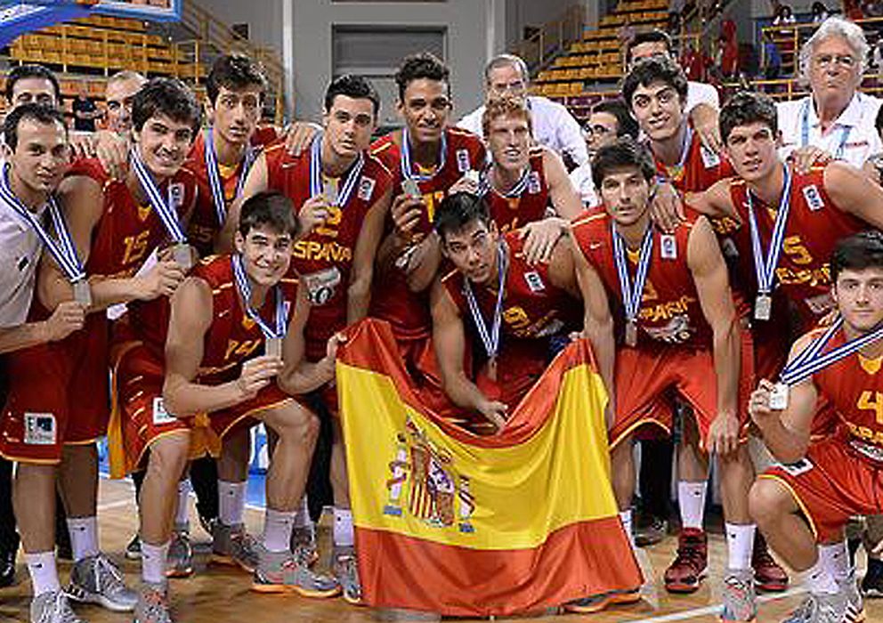 Foto: Los jugadores y el cuerpo técnico de la selección sub-20 posan con la plata conquistada en el Europeo. (FOTO: FIBA EUROPE)