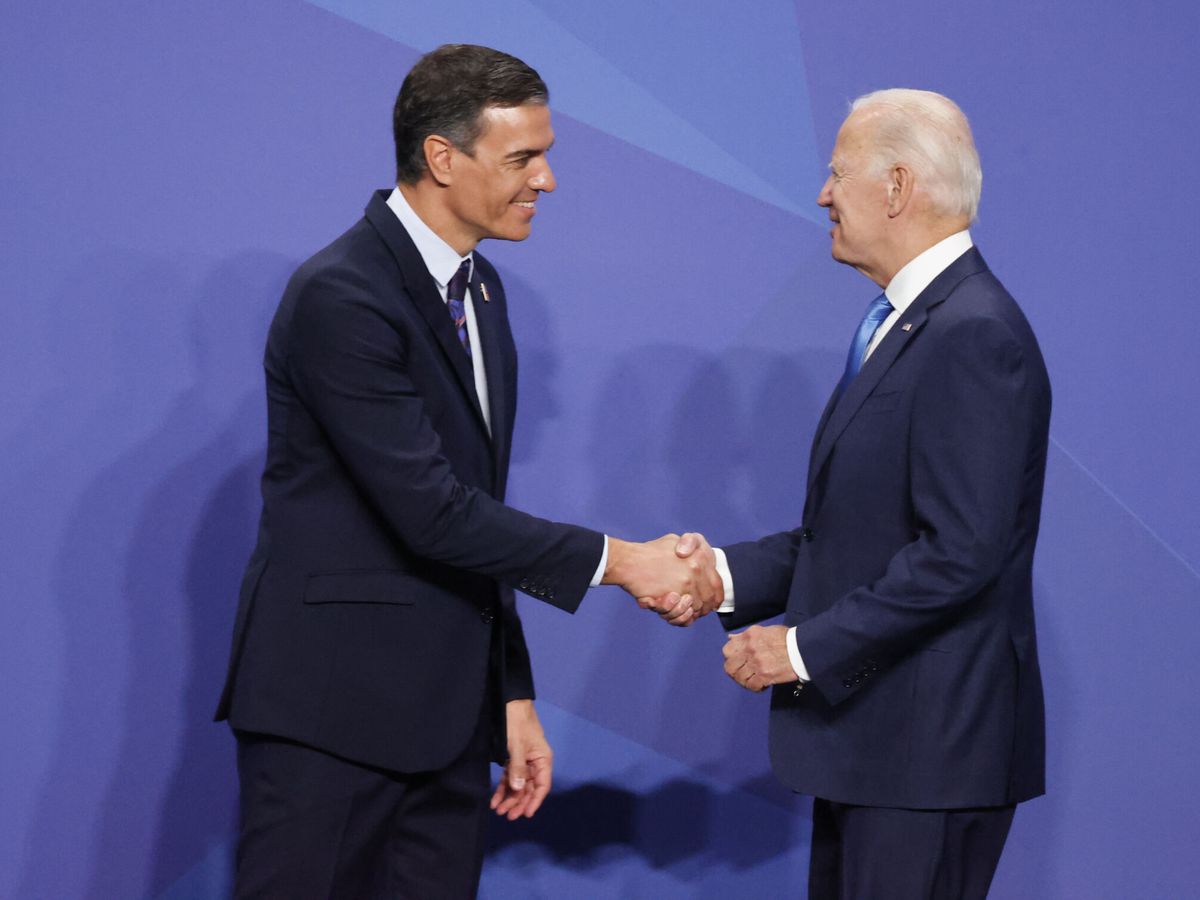 Foto: El presidente del Gobierno, Pedro Sánchez (i) saluda al presidente de los Estados Unidos, Joe Biden (d). (EFE/Brais Lorenzo)