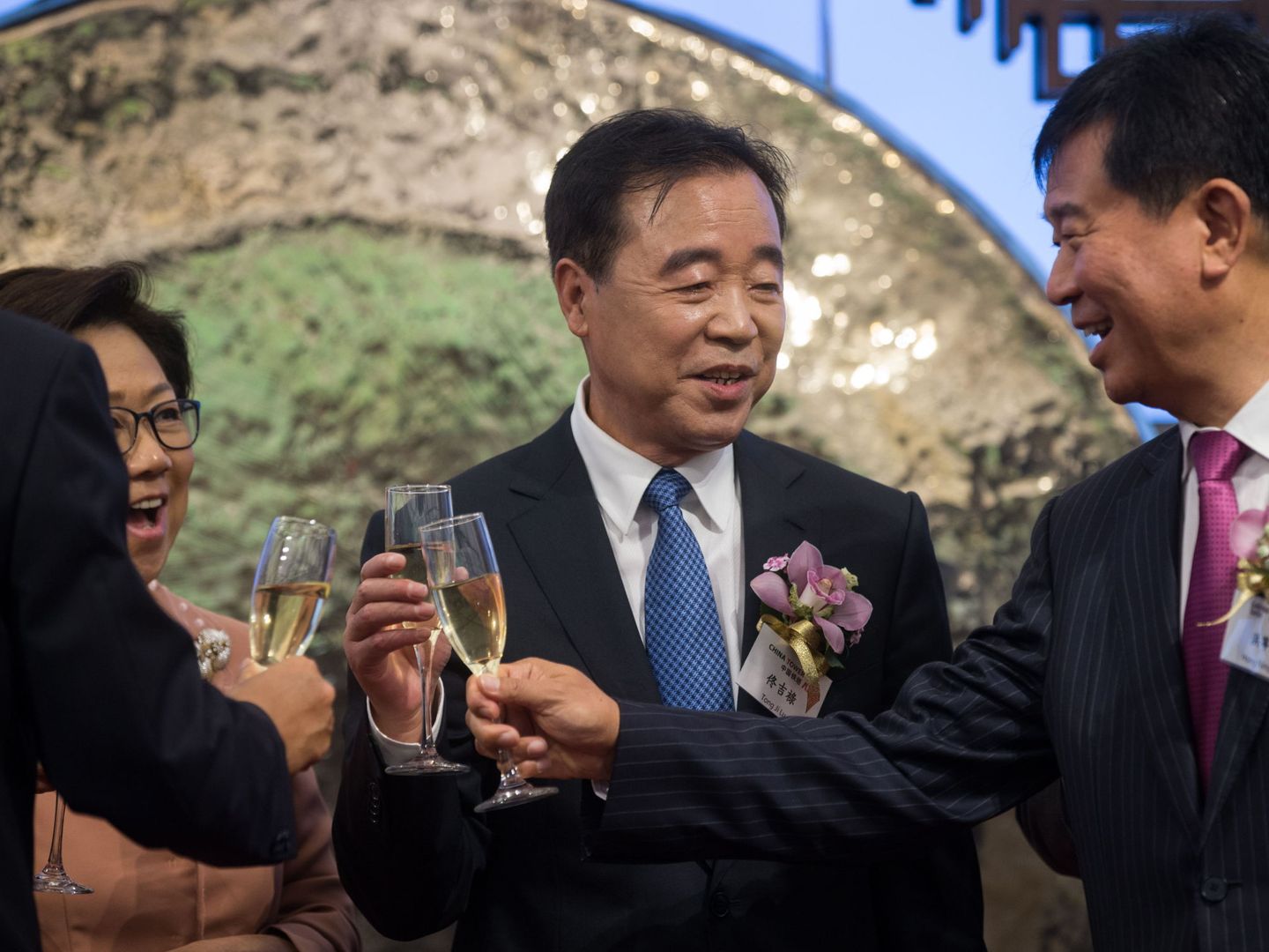 El presidente, director ejecutivo y gerente general de China Tower Corp., Tong Jilu (c), brinda con invitados durante el debut comercial de la compañía en el mercado bursátil de Hong Kong (EFE)