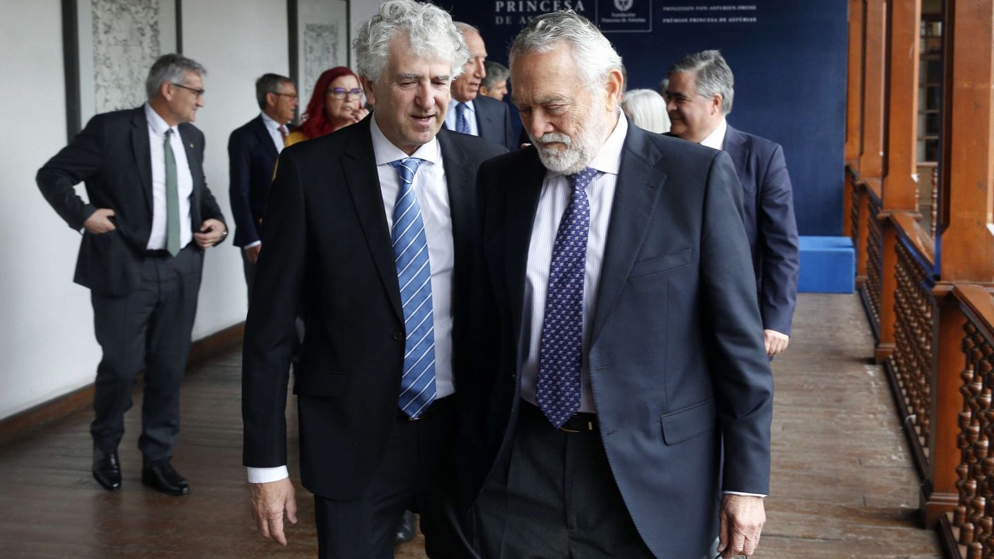Juan Luis Arsuaga y Salvador Moncada, miembros del jurado del Premio Princesa de Asturias de Investigación Científica y Técnica 2018. (EFE)