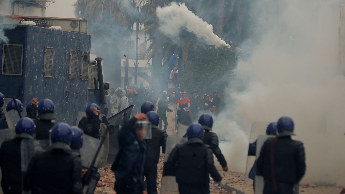 Policías antidisturbios y manifestantes se enfrentan en Argel, el 8 de marzo de 2019. (Reuters)