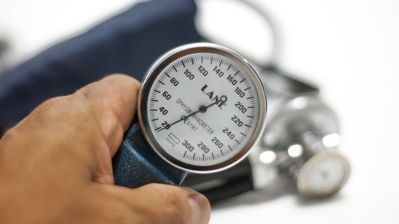 Foto: Un médico sostiene un tensiómetro | Pixabay