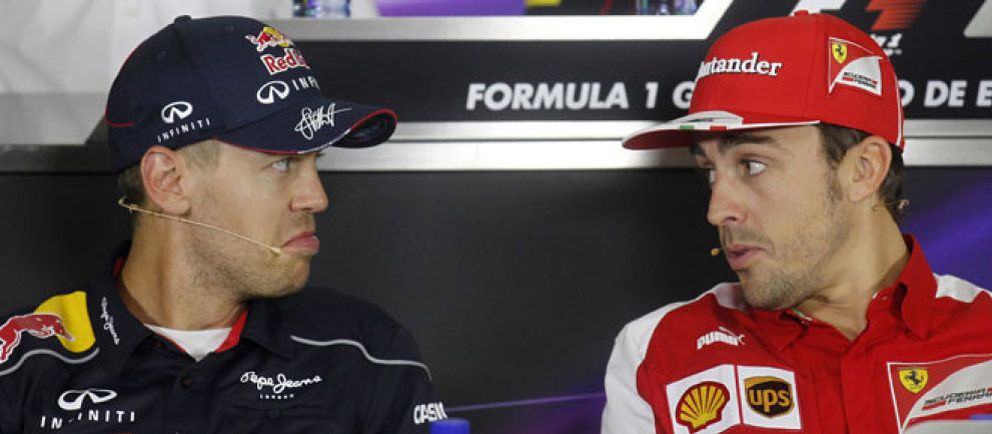 Foto: Alonso continúa el desgaste de Ferrari hacia un Red Bull "con problemas de memoria"