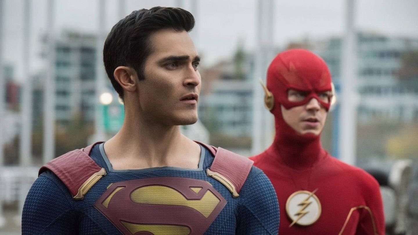 Superman (Tyler Hoechlin) junto a The Flash (Grant Gustin) en 'Crisis en tierras infinitas'. (The CW)