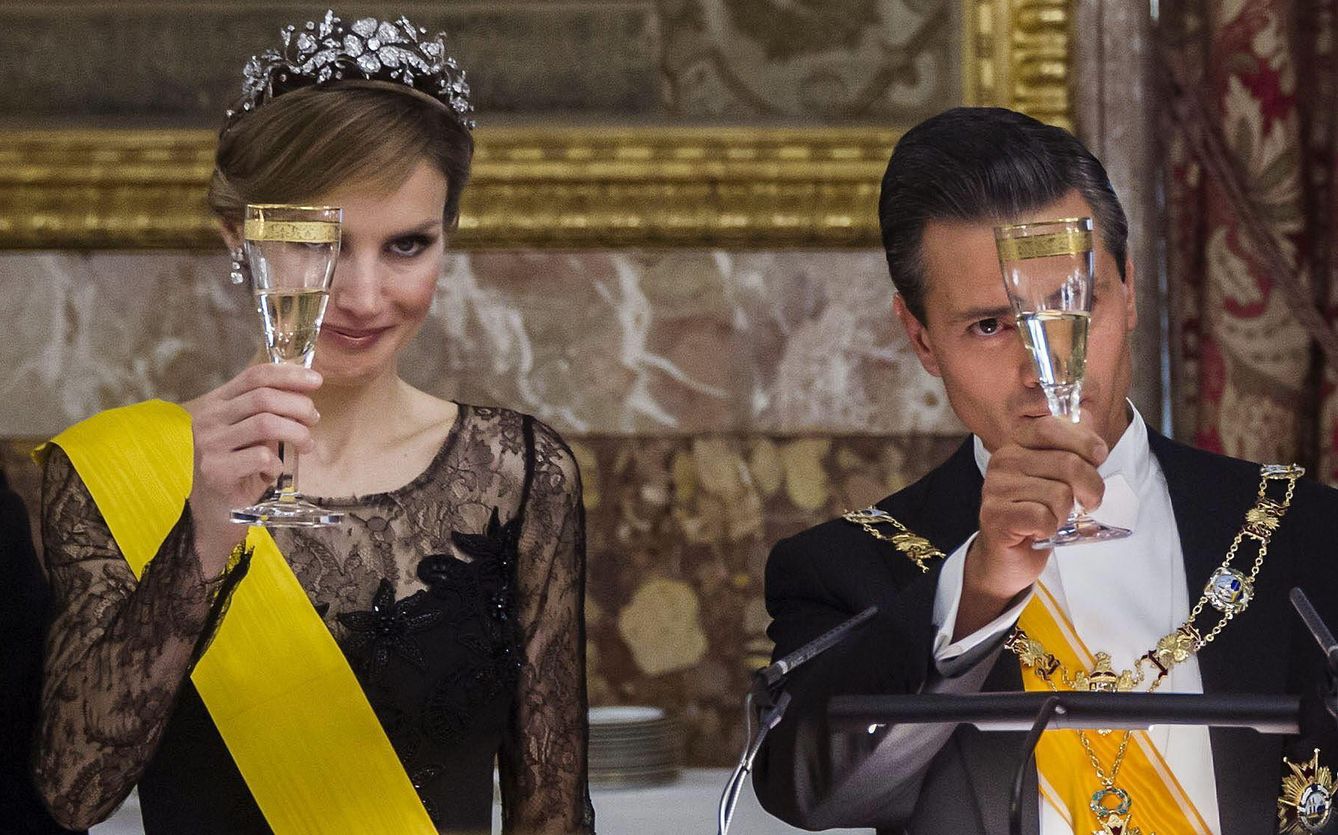 La Reina Doña Letizia brindando durante una cena de gala en palacio (Gtres)