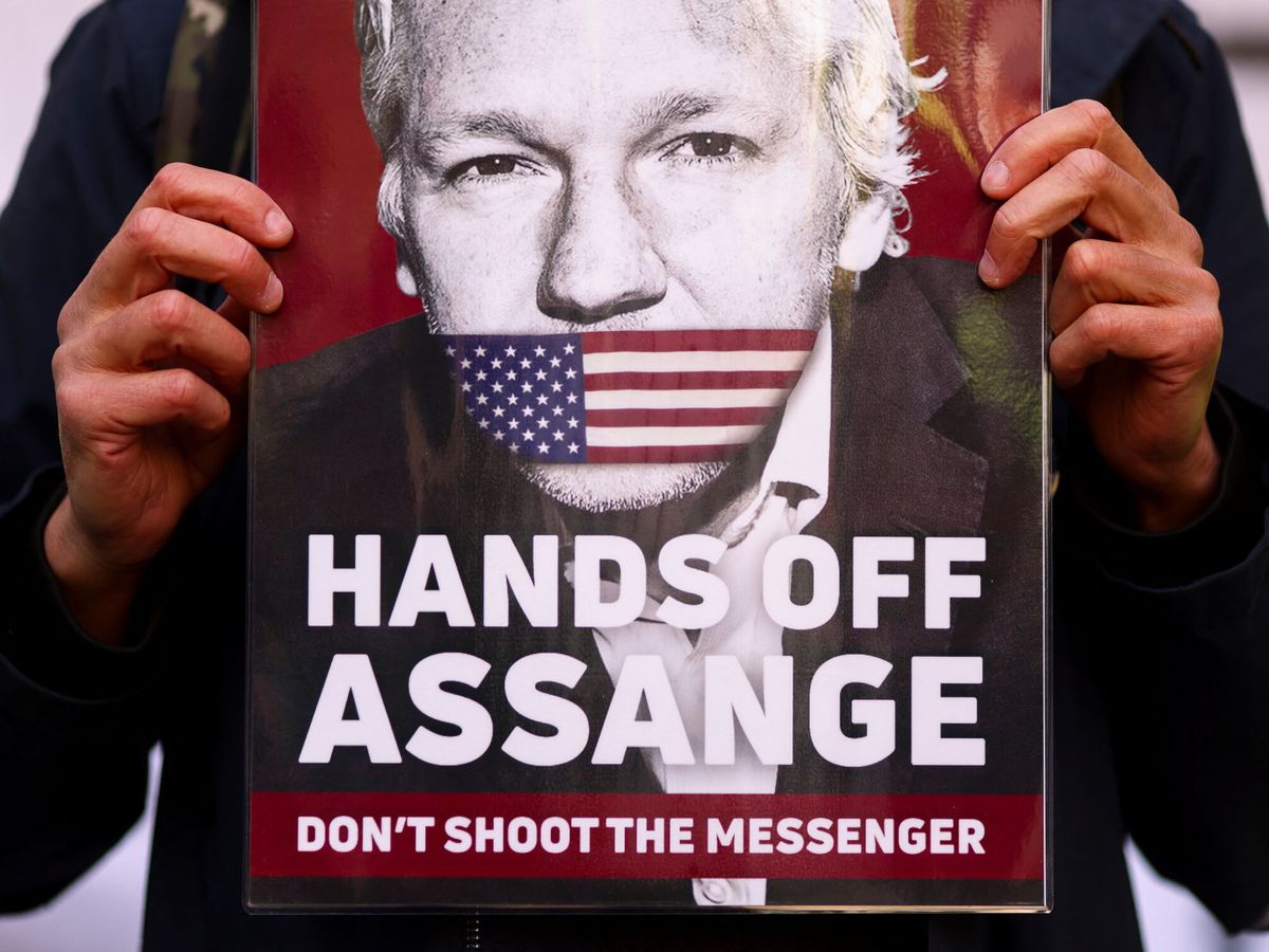 Foto: Una pancarta en favor de Assange (Reuters)