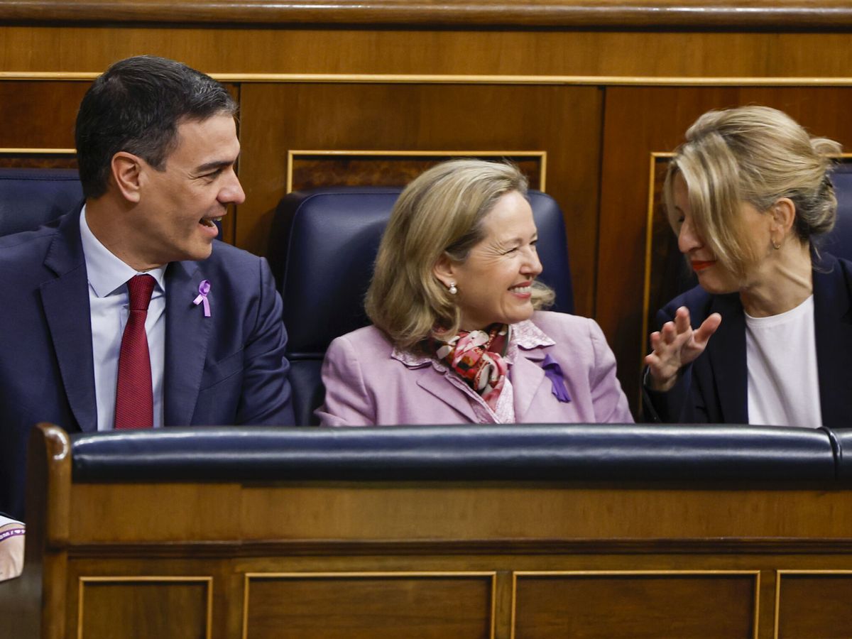 Foto: El presidente del Gobierno, Pedro Sánchez, conversa con las vicepresidentas primera, Nadia Calviño (c), y segunda, Yolanda Díaz. (EFE/Chema Moya)