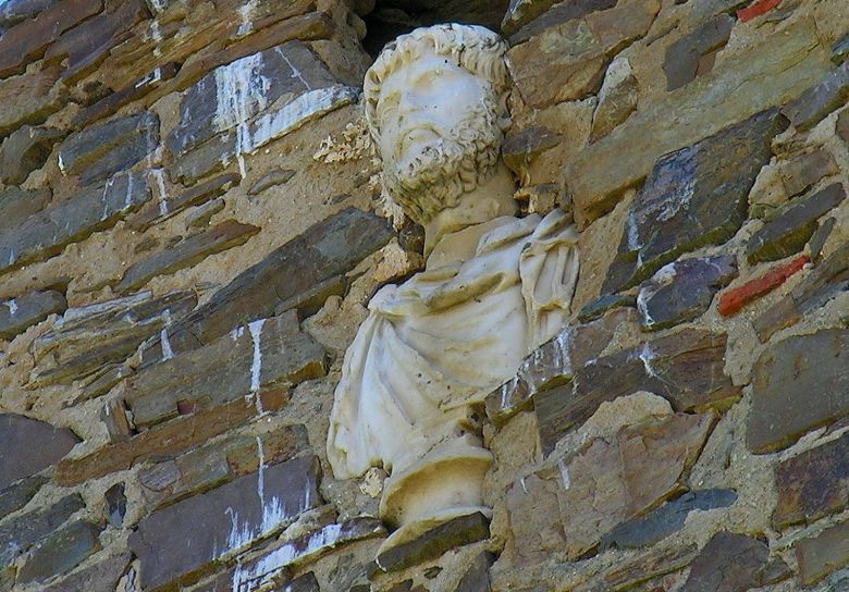El busto de Marco Aurelio en la iglesia de San Pedro de Quintana del Marco en 2009. (RAFAEL ALARCÓN)