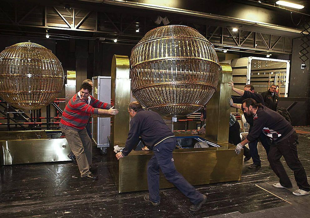 Foto: La llegada de los bombos al Teatro Real para el sorteo de la Lotería de Navidad de 2012. (EFE)